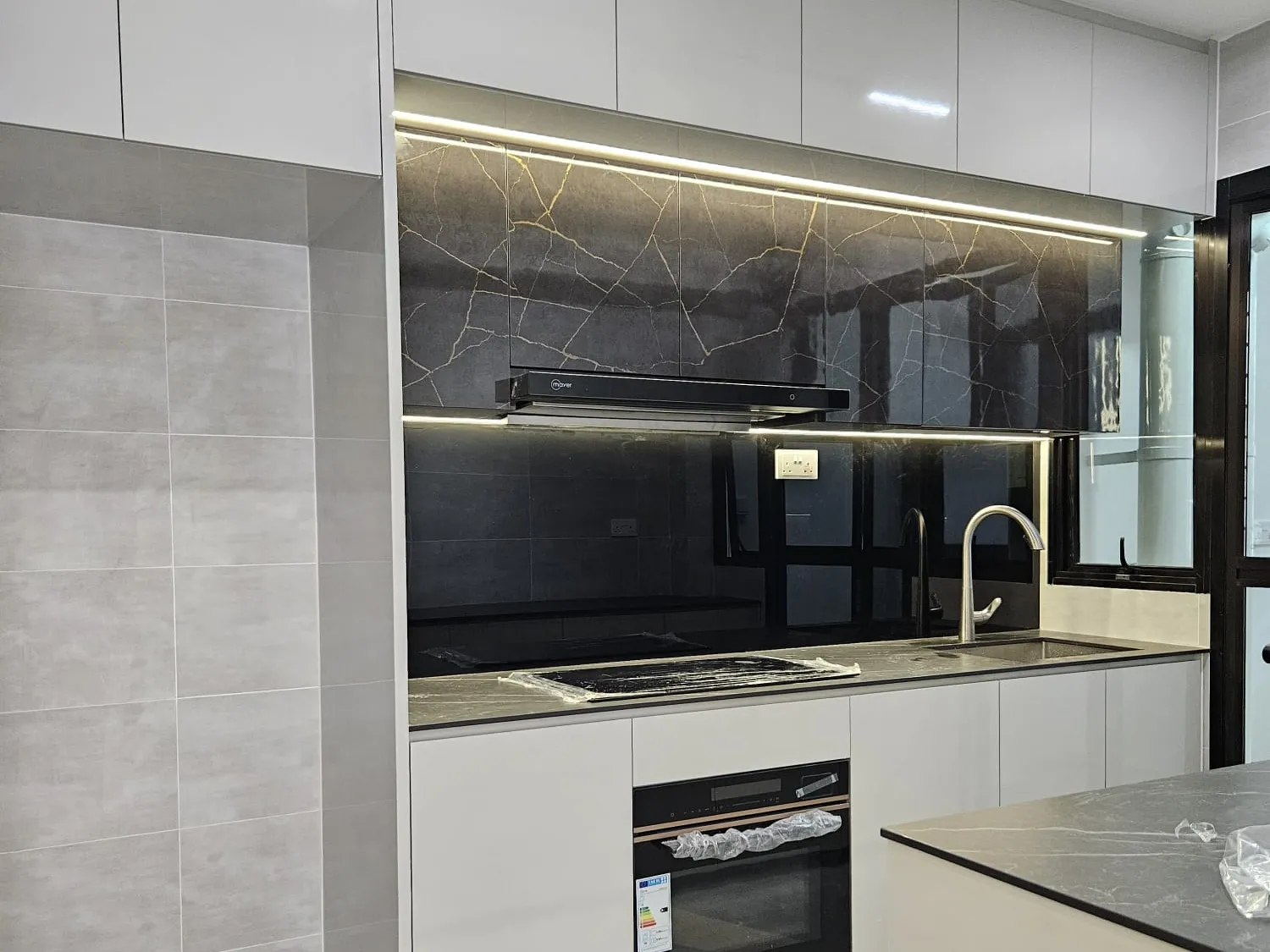 White kitchen with a dark splashback